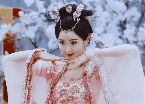 毛晓彤又一古装剧来袭,看到男主后,网友颜值演技都没得挑
