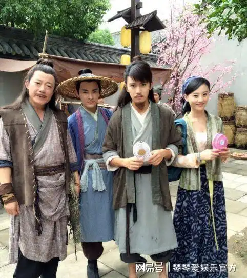 任嘉伦晒出妻子孩子的照片,拍摄某部古装时身心不舒服,赵丽颖