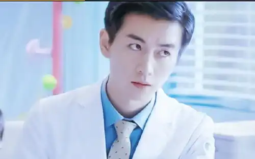 哪位男星穿白大褂最好看易烊千玺成熟帅气,肖战沉稳又不失性感