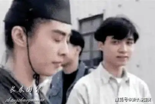 王祖贤30年前片场照曝光,身边记者意外入镜,如今他已成为巨星
