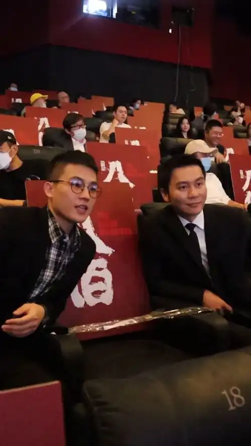 八佰全球首映礼捕获两枚型男
