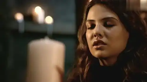 初代吸血鬼女巫五官流出了血在家中施法,却遭遇失败