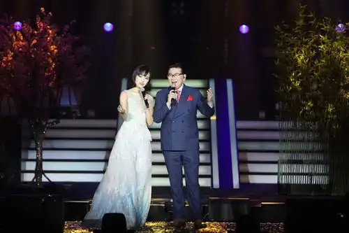 我和春天有个约会smg主持人歌会欢度除夕夜