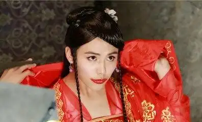 他5岁时就被爷爷抚养,因一首歌成功走红,今32岁至今单身
