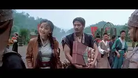 女人的衣服被沾掉了,成龙脱衣给她