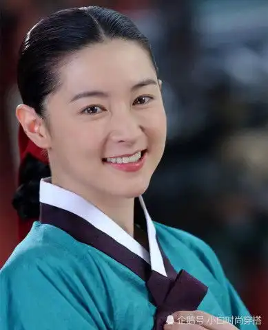 48岁李英爱亮相活动,高清镜头怼到脸上,颜值依旧抗打
