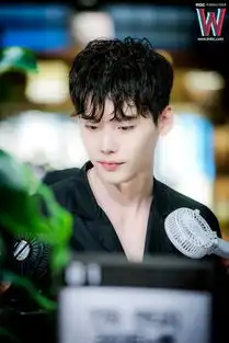 w两个世界最新拍摄花絮曝光李钟硕对镜贴花黄6