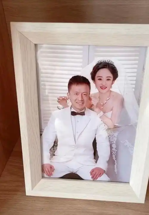 赵丽颖幸福到万家婚纱照曝光,新娘造型又甜又美,送新年祝福好可爱
