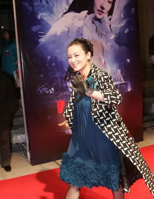 陈红梳背头露美人尖,穿蓝色吊带裙配长外套,颜值比衣服还吸睛