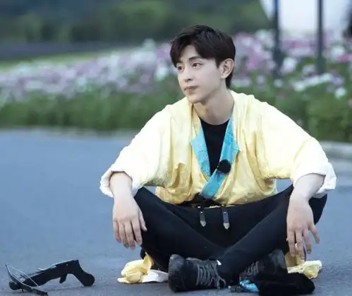 邓伦成综艺咖遭脱粉,脱粉小论文细数影视作品,全网期待邓伦演戏
