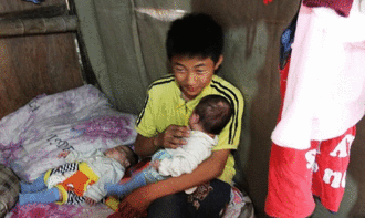 江苏拾荒夫妻生10个孩子全家蜗居草棚
