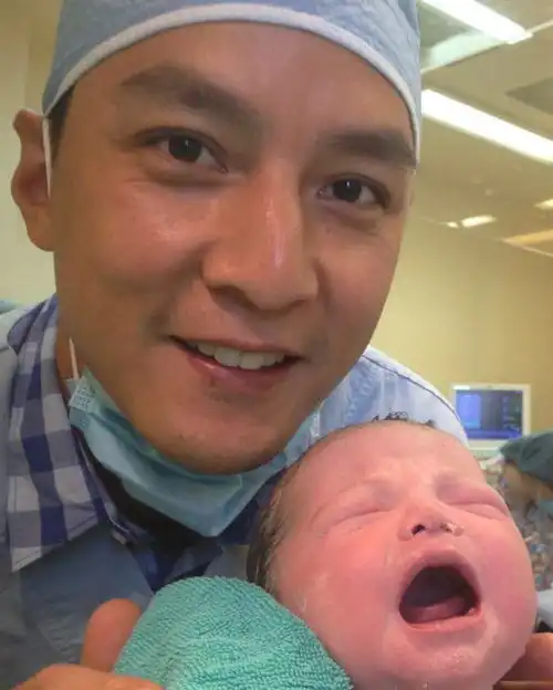 吴彦祖10岁女儿正面照曝光染发混血感明显,跟名模妈如复制粘贴
