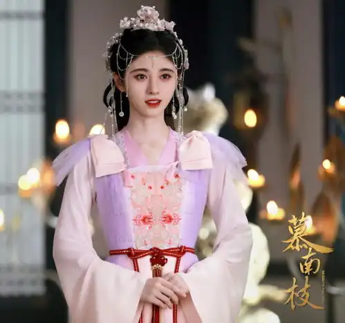 慕南枝新剧照翻车,鞠婧祎妆容太浓像假人,服装也被嘲