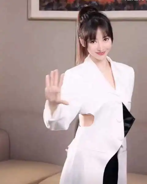 柳岩扎高马尾跳舞元气满满,穿西服好有范儿,瘦了好多呀