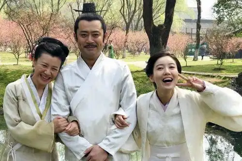 杨超越扎着哪吒头现身,手拎小白马尾巴彰显真汉子
