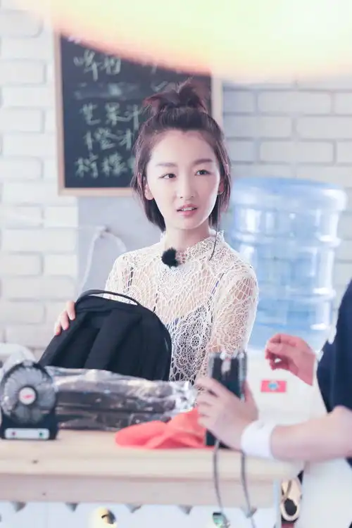 周冬雨亮相见面会戏称中餐厅是变形计