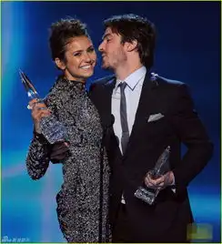 组图妮娜伊恩收获荧幕情侣奖重修旧好拥吻
