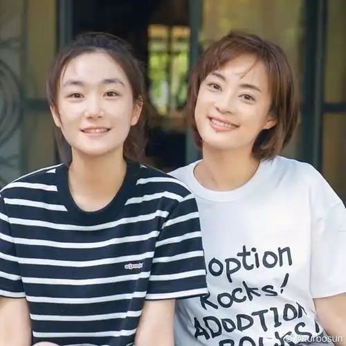 孙俪妹妹晒剧照神态认真五官精致肤白美到显眼