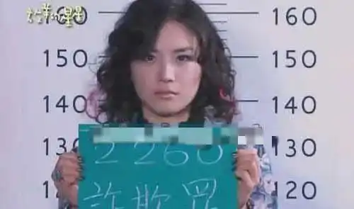 穿着婆婆裤子躺在公公腿上,放羊的星星女主刘荷娜被嘲了
