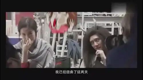 刘亦菲二代妖精幕后花絮喝金鱼水,大口吃肉,这是拼了啊