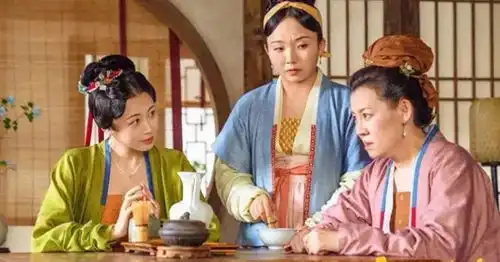 她因救场意外爆红,她的才华和努力使她脱颖而出,成带娃专业户
