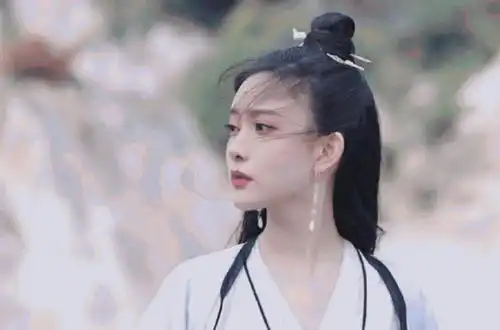 彭小苒被质疑整容,与东宫时判若两人,网友一次性美貌
