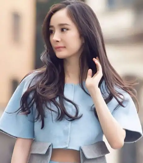 杨幂自拍罕见露全脸,往下一看网友狂喊把扣子扣好
