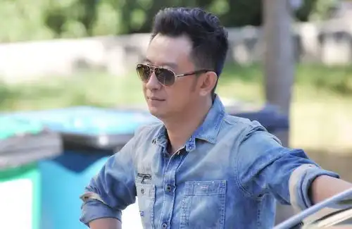 患难见真情高圆圆为黄海波庆生照被疯传,黄海波不时用手抹泪