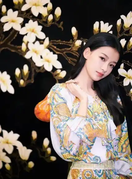 孙怡当妈后也年轻,穿印花连体裤秀大长腿,真是标准的女团身材
