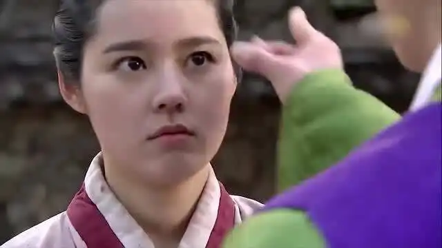 拥抱太阳的月亮韩佳人跟阳明君玩游戏,比孩子还活泼
