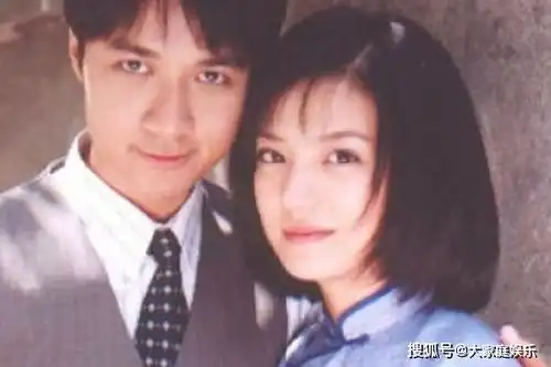 情深深雨蒙蒙三主演同框,赵薇苏有朋古巨基还原经典造型
