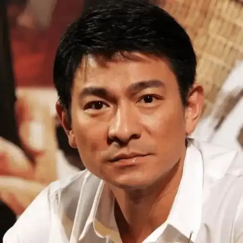 59岁刘德华晒40年前青涩照和40年后老年照,坦言希望再陪大家40年
