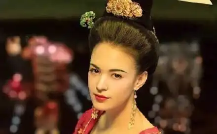 唐玄宗抢走了李瑁的妻子,他是怎么报复的,他这样做对吗
