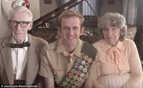 80岁老夫妻扮飞屋环游记庆祝结婚60周年