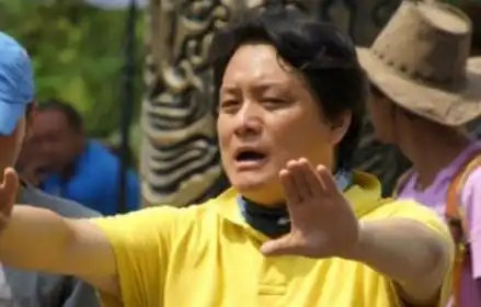 导演拍戏为省钱,让弟弟和老婆当主角,儿女当群演