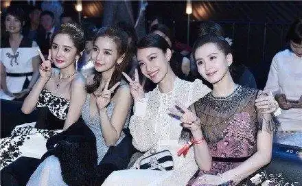 微博之夜四小花旦合影比剪刀手杨幂美刘诗诗白
