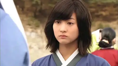 拥抱太阳的月亮小烟雨长大成人,缓缓亮出美貌,韩佳人出场
