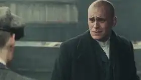 浴血黑帮女神竟是卧底丹尼被汤米枪决假手死后派往伦敦工作
