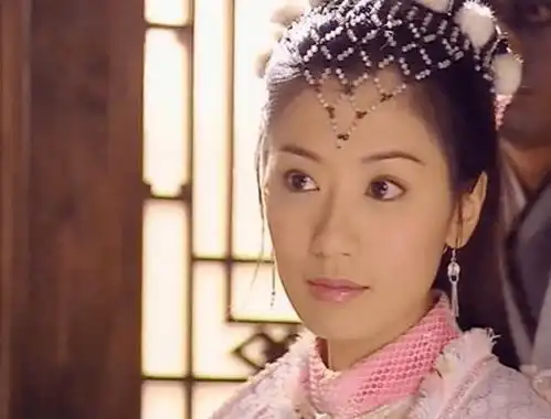 贾静雯出现线下活动,千万翡翠项链直指事业线