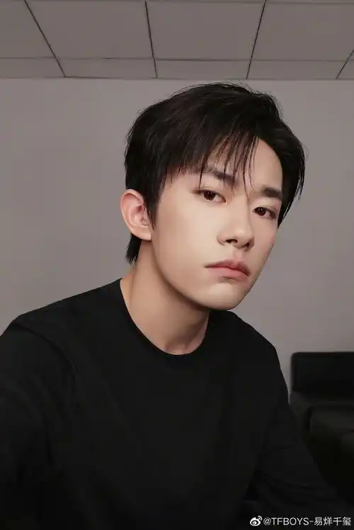 易烊千玺手绘小红花
