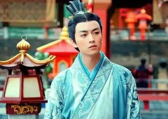 儿子当大官,母亲前去看望,走时为何说我回去便为你准备好墓地
