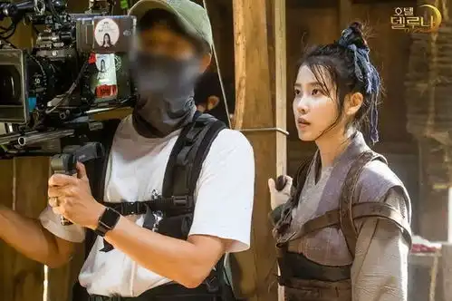 iu分享200714德鲁纳酒店展示会主办方公开iu未公开幕后花絮照,认真工作的模样太迷人