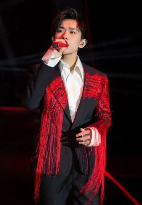 陈羽凡蒋劲夫薛之谦接连爆热搜,易烊千玺在角落过18岁生日
