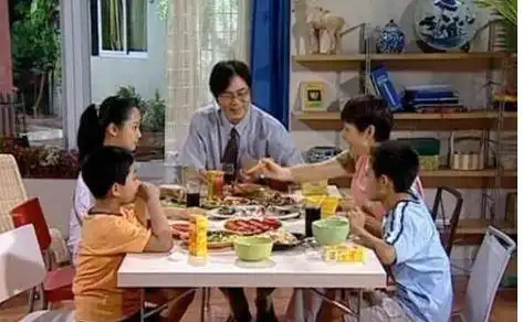 还珠格格是假饭菜,家有儿女也是假的,这个剧组虽穷,饭菜都真的