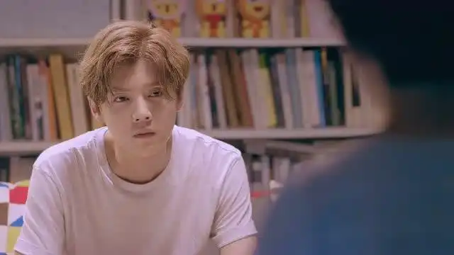 甜蜜暴击鹿晗以为对敌人下跪是一种保护,弟弟却觉得丢脸