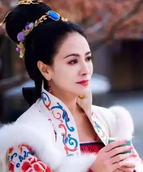 身材不输林志玲,带4亿分手费二婚嫁小13岁老公,结局却一言难尽
