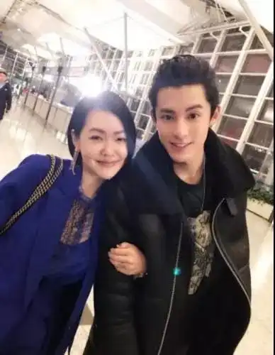 新娱榜小s版的道明庄脸部浮肿演技浮夸,网友还是好好做主持人的她