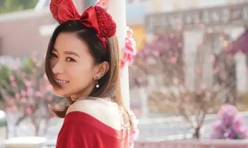 45岁佘诗曼大胆秀身材上衣撩到大腿根,网友却只关注她的脚趾