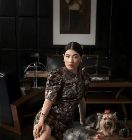 泰国公主过34岁生日,苏提达硬凑6宫格亲密照,却被诗妮娜抢先了