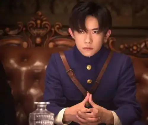 易烊千玺艳势番剧照公开,穿军装一脸正气